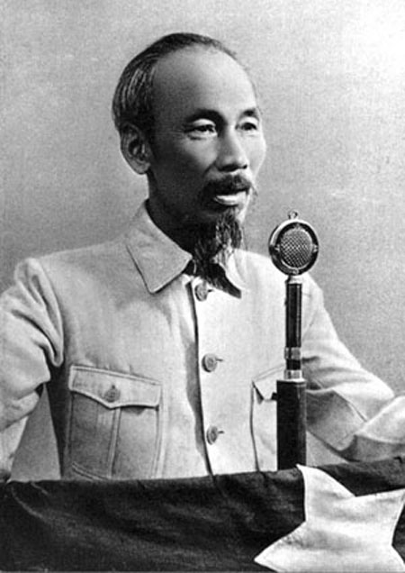 Sáng 2/9/1945, tại Quảng trường Ba Đình (Hà Nội), bác Hồ đã đọc Tuyên ngôn Độc lập khai sinh ra nước Việt Nam Dân chủ cộng hòa.