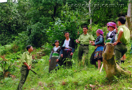 Cán bộ kiểm lâm Văn Chấn tuyên truyền Luật Bảo vệ và phát triển rừng và thực hiện Nghị định 99/CP của Thủ tướng Chính phủ về chi trả phí DVMTR.
