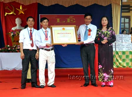 Đồng chí Lê Văn Tạo trao bằng chuẩn quốc gia mức độ I cho Trường tiểu học Hưng Thịnh.