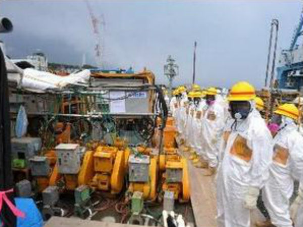 Chuyên gia hạt nhân thanh sát tại công trình ngăn nước nhiễm xạ ra biển tại Okuma, quận Fukushima. (Ảnh: AFP)