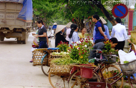 Không bán hàng trên hành lang hè phố, lòng đường là góp phần xây dựng thành phố văn hóa, văn minh.