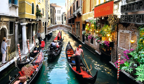 Đi thuyền gondola vào ban ngày (ảnh: Italy-honeymoon)
