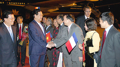 Cán bộ nhân viên Đại sứ quán Việt Nam tại Pháp chào đón Thủ tướng và Phu nhân, cùng đoàn cấp cao Việt Nam tại sân bay.