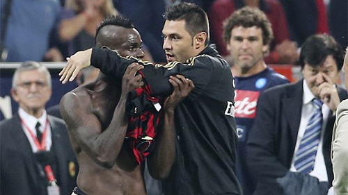 Balotelli đã lớn tiếng với trọng tài sau khi trận đấu giữa AC Milan và Napoli kết thúc (Ảnh: AP).