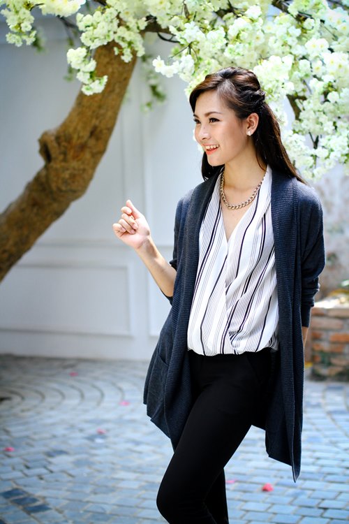 Cardigan vạt dài khoác ngoài sơ mi voan, lụa với quần lỡ gấu thanh lịch giúp bộ trang phục công sở thêm mềm mại, nhẹ nhàng hơn trong ngày Thu.