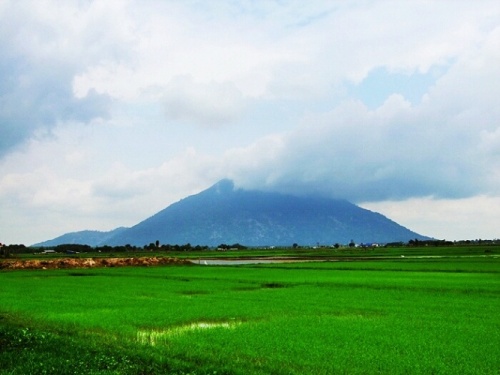 Núi Bà Đen nhìn từ xa mờ ảo trong làn mây che phủ.