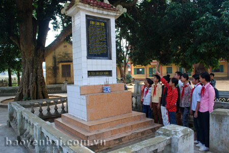 Học sinh xã Việt Hồng thăm Di tích lịch sử cách mạng đình Làng Vần xã Việt hồng.
(Ảnh: Minh Đức)