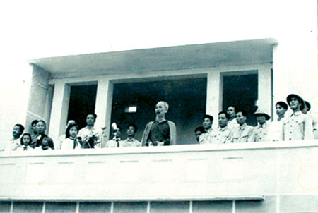 Ngày 25/9/1958, tại Kỳ đài lịch sử sân vận động thị xã Yên Bái (nay là thành phố Yên Bái), Bác Hồ đến thăm và nói chuyện với nhân dân các dân tộc Yên Bái.
