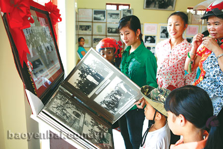 Đồng bào các dân tộc thị xã Nghĩa Lộ xem triển lãm ảnh tư liệu về Bác Hồ tại Khu tưởng niệm Chủ tịch Hồ Chí Minh thị xã Nghĩa Lộ. (Ảnh: Thanh Miền)

