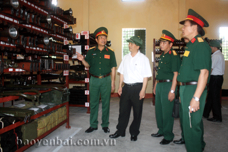 Đồng chí Hoàng Xuân Nguyên - Phó chủ tịch UBND tỉnh và lãnh đạo Cục Kỹ thuật Quân khu 2, Bộ CHQS tỉnh kiểm tra kho vũ khí.
