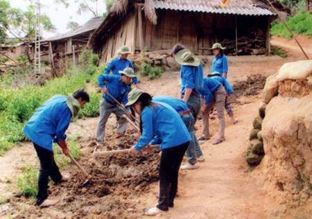 Thanh niên tình nguyện Yên Bái giúp dân vệ sinh môi trường trong “Hè tình nguyện”.