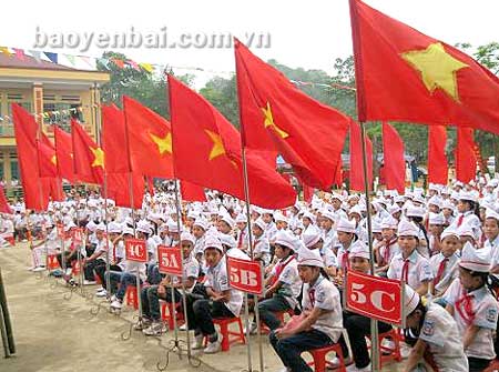 Các em học sinh trường tiểu học An Phú - Lục Yên đón chào năm học mới.