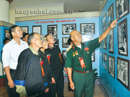 Đại biểu các dân tộc xem triển lãm ảnh về cuộc đời 
và sự nghiệp của Chủ tịch Hồ Chí Minh.
