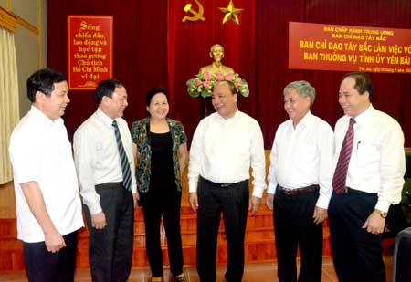 Phó Thủ tướng Nguyễn Xuân Phúc trao đổi với lãnh đạo tỉnh Yên Bái và Ban Chỉ đạo Tây Bắc