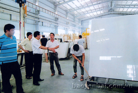 Đồng chí Hoàng Văn Diểm - Cục trưởng Cục Thuế (người chỉ tay) thăm khu sản xuất đá hoa trắng của Công ty TNHH Đá cẩm thạch R.K Việt Nam.
