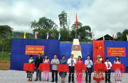 Các đồng chí lãnh đạo tỉnh, huyện Văn Yên, Báo Yên Bái cắt băng khánh thành cột cờ Trường Sa.