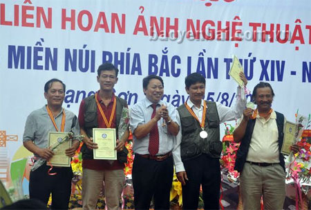 Nghệ sĩ nhiếp ảnh Nguyễn Hiền Lương và nghệ sĩ Nguyễn Thái Hoàng (bên trái) đoạt huy chương bạc tại Liên hoan ảnh nghệ thuật các tỉnh miền núi phía bắc năm 2014.