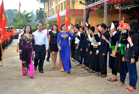 Đồng chí Phạm Thị Thanh Trà - Phó Bí thư Tỉnh ủy dự Lễ Khai giảng năm học mới tại Trường PTDT nội trú THPT tỉnh