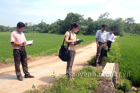 Lãnh đạo xã Cảm Ân kiểm tra tuyến đường liên thôn mới đưa vào sử dụng.
