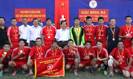 Ban tổ chức trao cờ, huy chương cho đội bóng đá vô địch.


