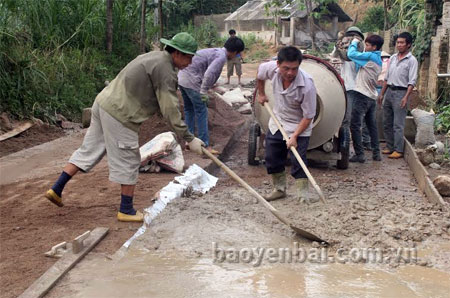 Hội viên nông dân xã Quang Minh tham gia bê tông hóa đường giao thông liên thôn.