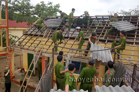 Lực lượng công an giúp đỡ nhân dân khắc phục hậu quả do mưa bão gây ra.

