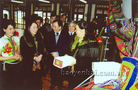 Đồng chí Tòng Thị Phóng (bên phải) Ủy viên Bộ Chính trị, Phó Chủ tịch Quốc hội cùng các đồng chí lãnh đạo tỉnh, thị xã nghĩa Lộ tham quan những sản phẩm dệt truyền thống của đồng bào Thái thị xã miền Tây.