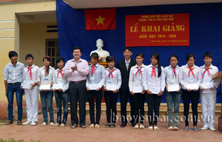 Chủ tịch Liên đoàn Lao động tỉnh Vương Văn Bằng trao quà cho học sinh nghèo vượt khó Trường Phổ thông Dân tộc bán trú THCS Nậm Mười, Văn Chấn.
