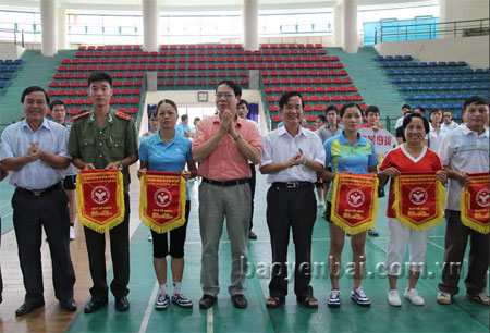 Ban Tổ chức trao cờ cho các đoàn vận động viên tham gia giải.