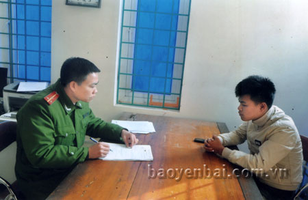 Cảnh sát phụ trách địa bàn thị trấn Yên Thế gọi hỏi đối tượng vi phạm an ninh trật tự trên địa bàn.
