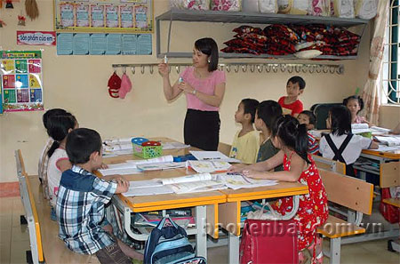 Giáo viên Trường Tiểu học Kim Đồng, thành phố Yên Bái hướng dẫn các em học sinh thuốc nhỏ mắt phòng bệnh tốt.