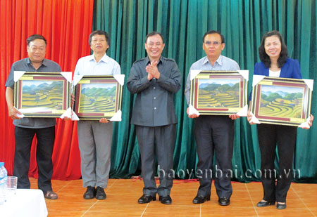 Đồng chí Phạm Duy Cường trao quà lưu niệm cho các học viên trong đoàn.
