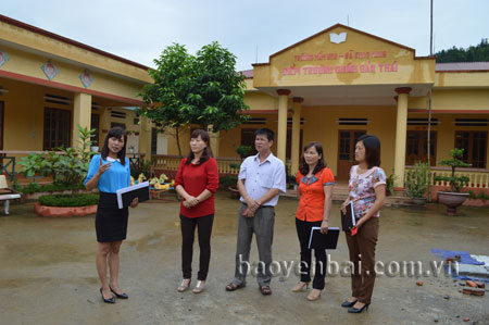 Bà Lương Thị Xuyến - Phó Chủ tịch UBND huyện Mù Cang Chải, cùng lãnh đạo Phòng Giáo dục - Đào tạo huyện kiểm tra điều kiện cơ sở vật chất của nhà trường trong những ngày đầu năm học mới.
