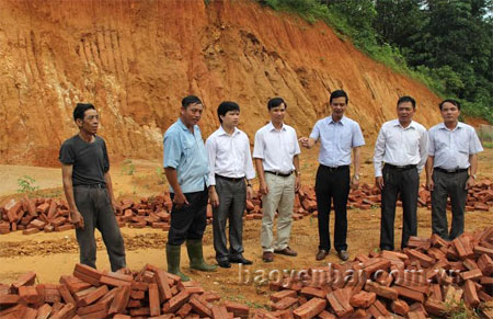 Lãnh đạo Huyện ủy Yên Bình kiểm tra địa điểm xây dựng nhà văn hóa thôn Làng Mới xã Mông Sơn.
