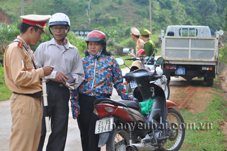 Lực lượng cảnh sát giao thông huyện kiểm tra giấy tờ người tham gia giao thông.
