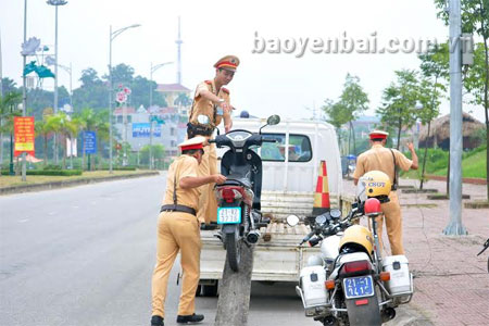 Lực lượng Cảnh sát giao thông Công an thành phố tạm giũ phương tiện vi phạm trật tự an toàn giao thông.