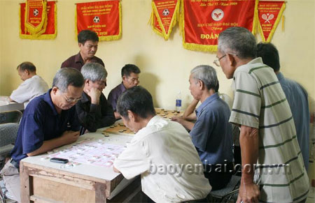 Hội viên NCT thành phố Yên Bái tham gia thi đấu cờ tướng.