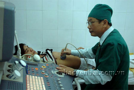 Cán bộ Phòng khám Đa khoa Việt Tràng An (thành phố Yên Bái) siêu âm cho người đến khám bệnh.
