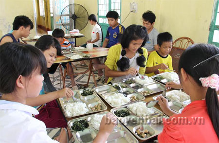 Bữa cơm dinh dưỡng của các em tại Trung tâm Công tác xã hội và Bảo trợ xã hội tỉnh Yên Bái.
