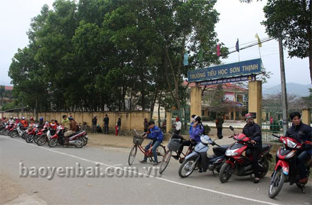 Mô hình “Cổng trường an toàn” tại Trường Tiểu học Sơn Thịnh (huyện Văn Chấn) đang phát huy hiệu quả.
