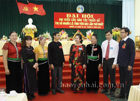 Đồng chí Ngô Thị Chinh  - Phó chủ tịch UBND tỉnh trao đổi với các đại biểu bên lề Đại hội.