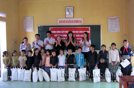 Lãnh đạo Hội Khuyến học tỉnh Yên Bái trao quà cho học sinh bán trú có hoàn cảnh đặc biệt khó khăn huyện Mù Cang Chải.
