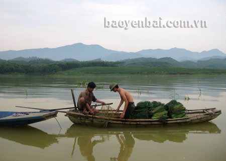 Người dân vùng hồ Thác Bà thuộc địa bàn huyện Lục Yên thường mưu sinh, đi lại bằng thuyền nan, nguy cơ xảy ra tai nạn rất cao.