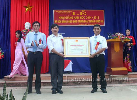Đồng chí Lê Văn Tạo trao bằng công nhận trường chuẩn Quốc gia cho Trường Tiểu học Báo Đáp.