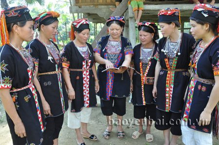 Chị Nguyễn Thị Ân (đứng giữa) tuyên truyền, phổ biến kiến thức phòng chống bạo lực gia đình cho phụ nữ.
