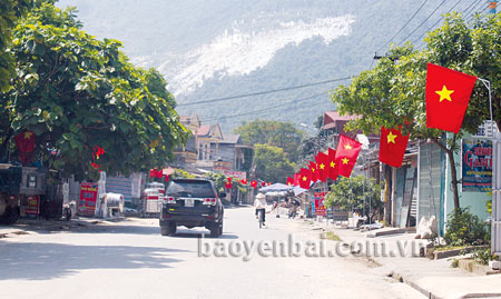Đường phố Lục Yên rực rỡ cờ và biểu ngữ mừng ngày Quốc khánh.