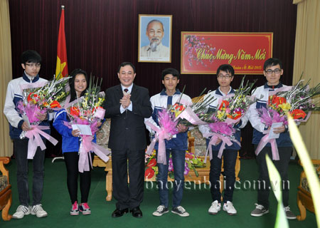 Đồng chí Phạm Duy Cường - Bí thư Tỉnh ủy gặp mặt học sinh đạt giải cao kỳ thi chọn học sinh giỏi quốc gia năm 2015.