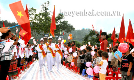 Lễ khai giảng năm học mới của cô và trò xã Nà Hẩu (huyện Văn Yên).