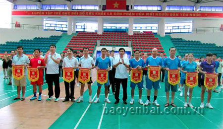 Đồng chí Phan Văn Tiến- Chánh án Toà án Nhân dân tỉnh trao cờ lưu niệm cho các đoàn dự Hội thao.
