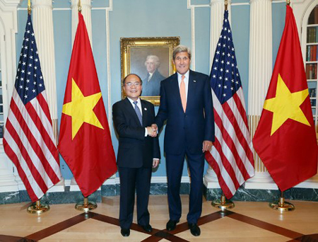 Chủ tịch Quốc hội Nguyễn Sinh Hùng và Ngoại trưởng Hoa Kỳ John Kerry. (Ảnh: Lâm Hiển)